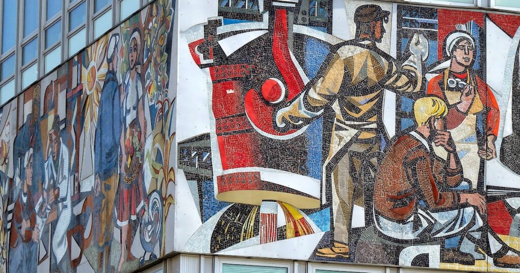 Darstellung von Arbeit auf einer Fassade