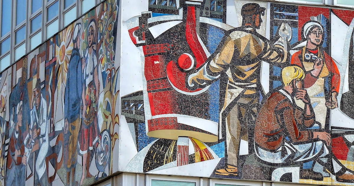 Darstellung von Arbeit auf einer Fassade