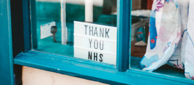 Schild im Fenster: "Thank you NHS"