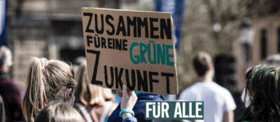 Schild auf einer Demonstration: Zusammen für eine GRÜNE Zukunft – für alle
