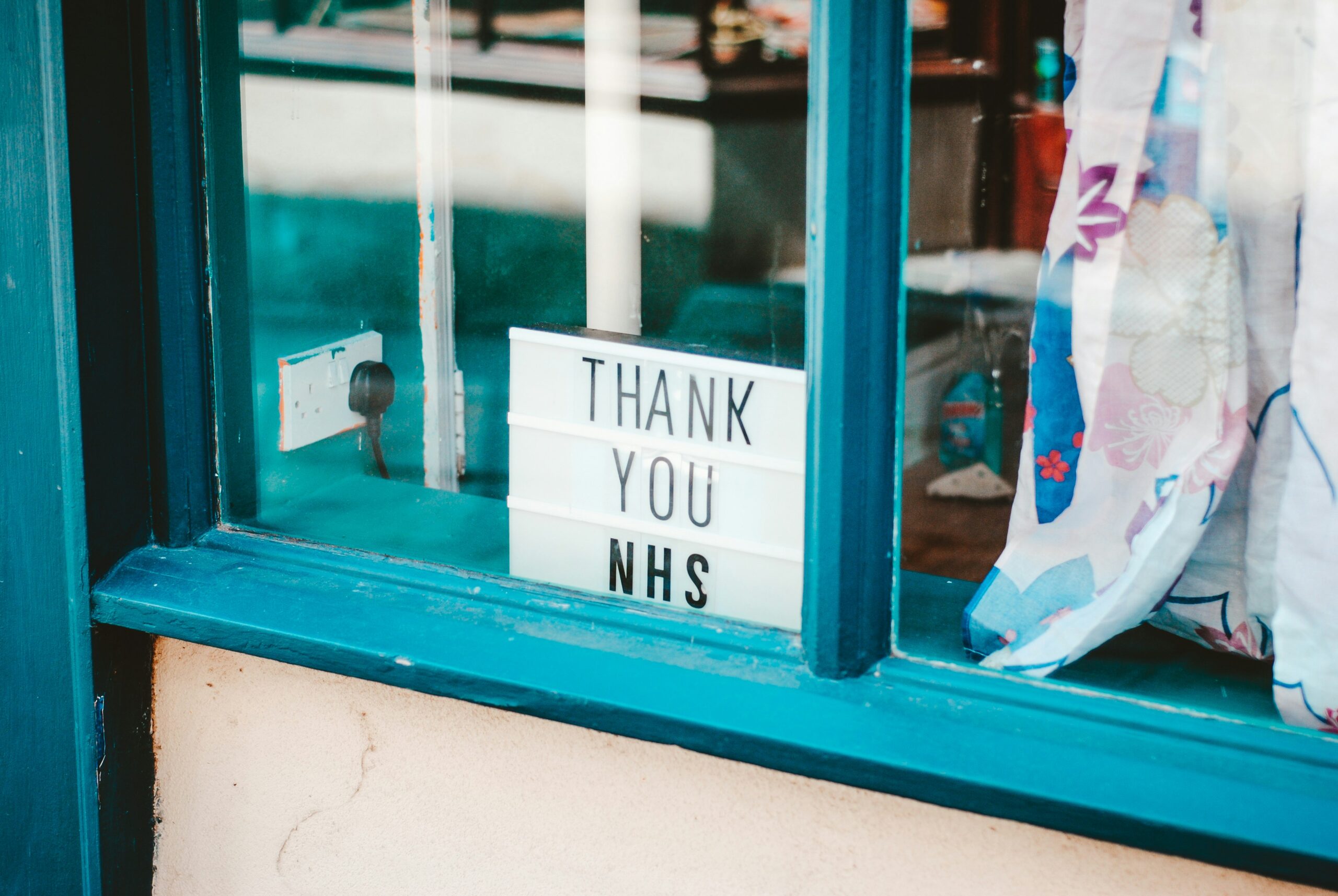Ein Fenster, in dem ein Schild steht mit der Aufschrift: "Thank you NHS."