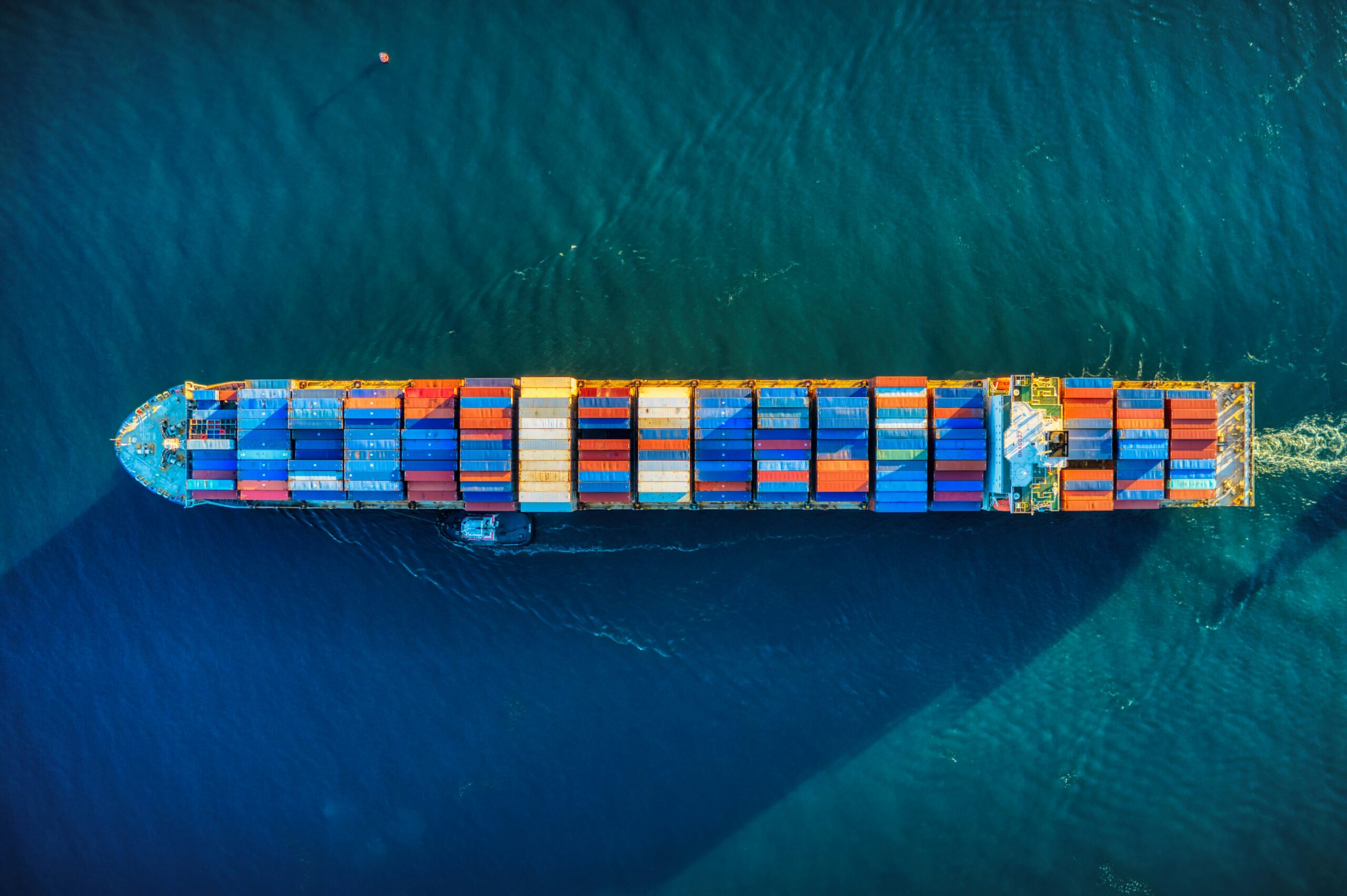 Ein Containerschiff auf dem Ozean in Luftaufnahme.