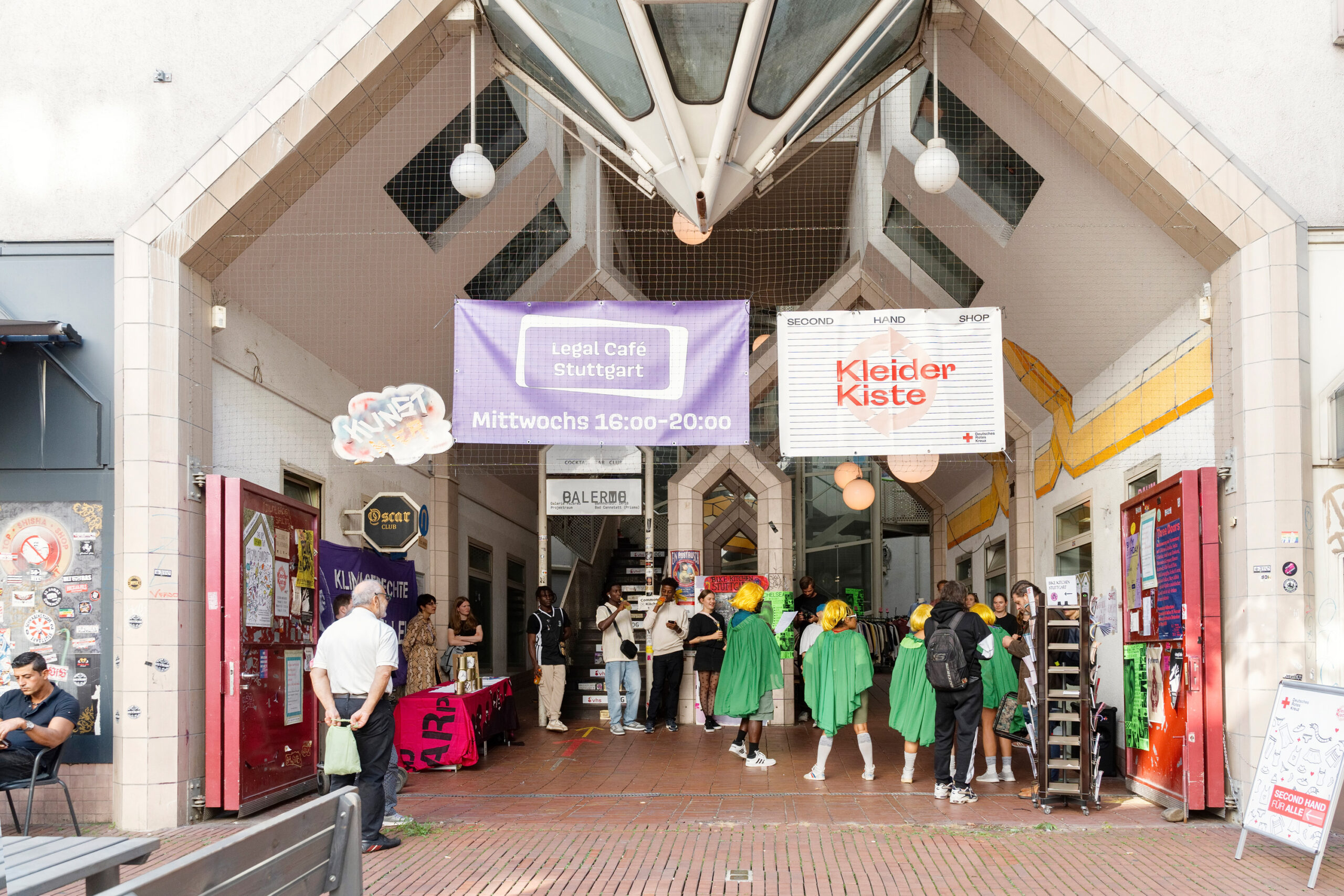 Der Eingangsbereich des Prisma mit vielen Künstler*innen und Infoständen.