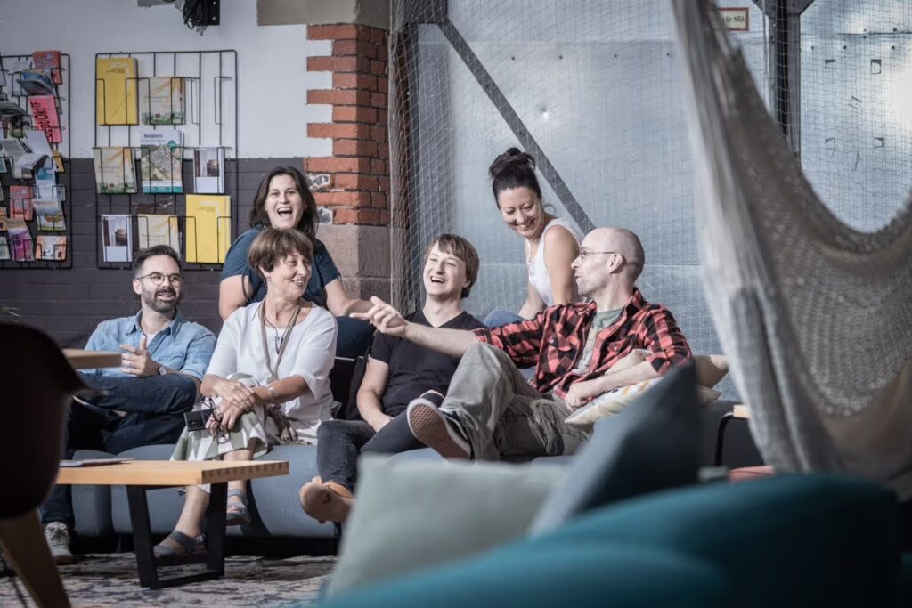 Matthias Fehske (1. von links) und Veronika Sharonova (2. von rechts) mit dem Team der silberzebra gmbh.